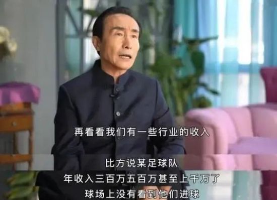 一座村落，一群孩子，一名教员。一条路，一份巴望，一份执着。 从偏僻小山村走出来的年夜学结业生肖建在结业后，抛却了在城里上班的机遇，选择回本身的小山村当了一位小学教员。每当肖建教年夜家识字的时辰，孩子们城市变得很恬静。看着这些孩子，肖建仿佛找到了的糊口方针。 因为村庄到镇上的旅程比力远，肖建除教村里的孩子上课外，肖建每周还义务的接奉上初中的学生春花。 肖建就和这群孩子打成一片，乃至成了他们的孩子王。孩子们很崇敬这个年夜哥哥，他会教他们一些不懂的事理，他会带他们玩很多多少的新颖游戏。广漠的田野上，他和